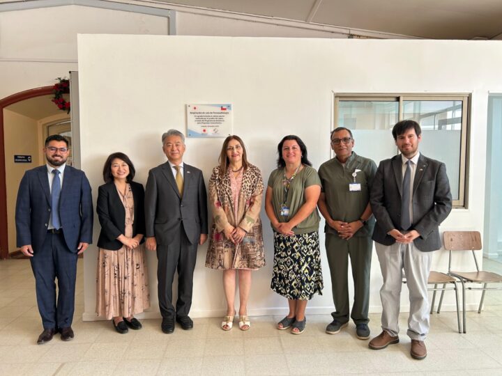 Embajador Japón, Directora SSVQP y equipo en Hospital Geriátrico Limache, inaugurando salas de fonoaudiología donadas.