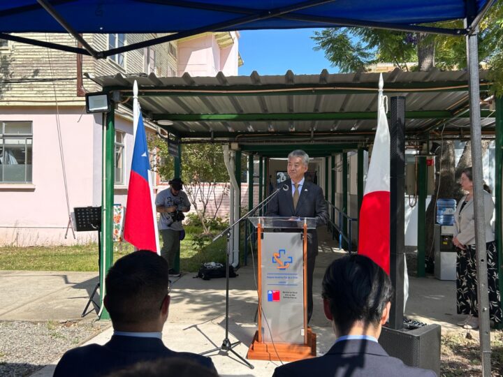 Embajador Sone Kenko habla en ceremonia del Hospital Geriátrico Limache. Banderas de Chile y Japón, donación fonoaudiología.