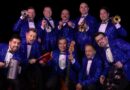Leo Soto & La Sonora de Todos: 9 músicos en trajes azules brillantes con instrumentos, la nueva era de la cumbia chilena.