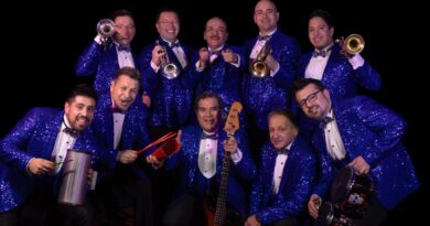 Leo Soto & La Sonora de Todos: 9 músicos en trajes azules brillantes con instrumentos, la nueva era de la cumbia chilena.