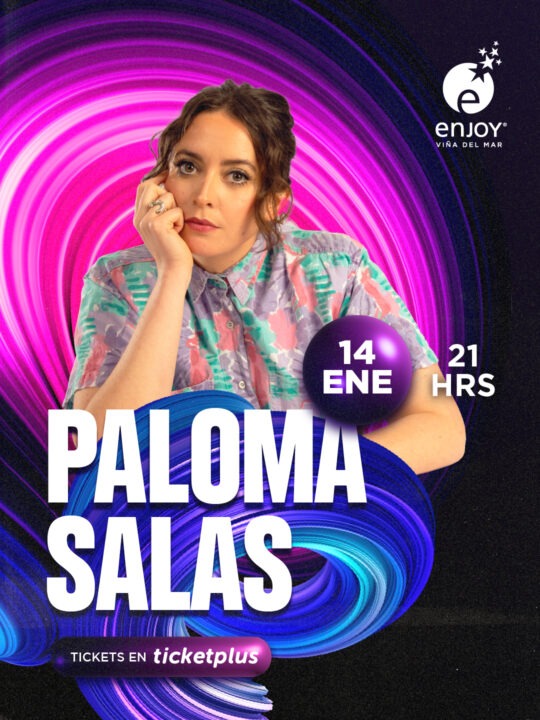 Paloma Salas, comediante, mira fijo en cartel vibrante. Show en Enjoy Viña del Mar, 14 ENE, 21 HRS. Tickets: ticketplus.