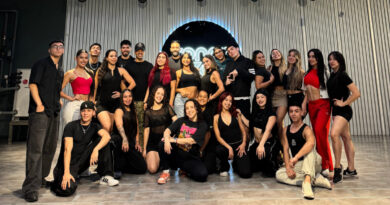Grupo multicultural de bailarines profesionales posando en estudio de ensayo. Se preparan para el Festival de Viña del Mar.