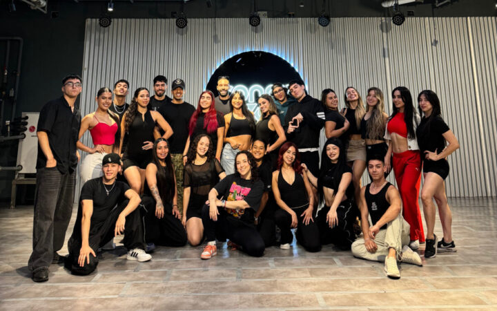 Grupo multicultural de bailarines profesionales posando en estudio de ensayo. Se preparan para el Festival de Viña del Mar.