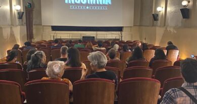 Audiencia en sala llena del Teatro Condell INSOMNIA disfrutando proyecciones de cine gratuito, agradeciendo apoyo a la comunidad.