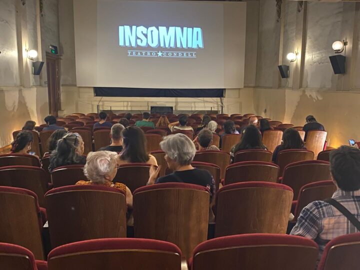 Audiencia en sala llena del Teatro Condell INSOMNIA disfrutando proyecciones de cine gratuito, agradeciendo apoyo a la comunidad.