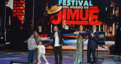 Comediante celebra trofeo en Festival del Huaso de Olmué, imitando a Julio César Rodríguez y otros. Animadores y familia en escena.