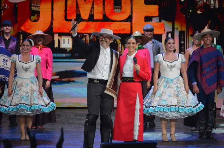 Animadores María Luisa Godoy con Eduardo Fuentes y bailarines con trajes típicos chilenos de la Compañía Folklórica Walpamu