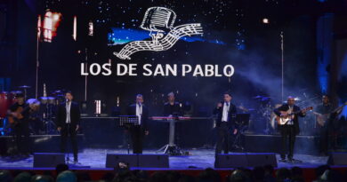Los de San Pablo: cuarteto vocal de Limache en concierto. Escenario con banda, luces, pantalla LED con logo y público.