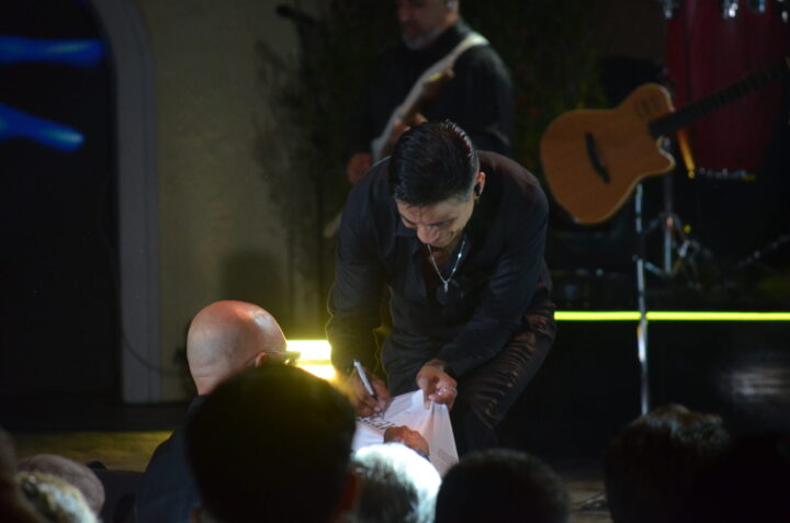 El Rey de la Cumbia Chilena firma autógrafo en Olmué. Concierto en vivo y fiesta total.