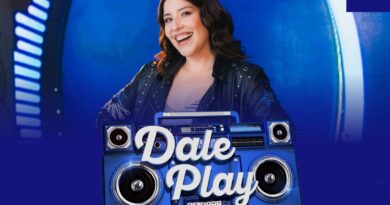 María José Quintanilla sonríe, presentadora de "Dale Play", con boombox azul vibrante. Éxito del game show.