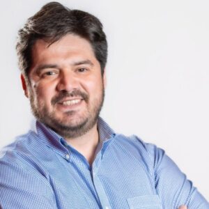 Julio Farias, CEO de Zerviz. Sonriente, barba, camisa azul. Experto en ley IA y regulación en Chile.