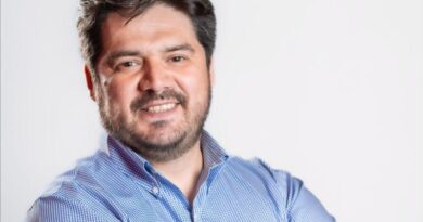 Julio Farias, CEO de Zerviz. Sonriente, barba, camisa azul. Experto en ley IA y regulación en Chile.