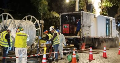 Rehabilitación de alcantarillado sin zanja por Esval, evitando romper calles. Equipo con carrete y camión en obra nocturna.