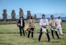 TAHAI ROOTS, banda de rock-reggae de Rapa Nui, con instrumentos frente a Moai y el mar en Tahai.