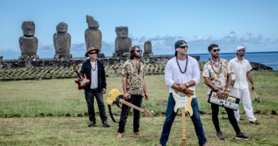 TAHAI ROOTS, banda de rock-reggae de Rapa Nui, con instrumentos frente a Moai y el mar en Tahai.