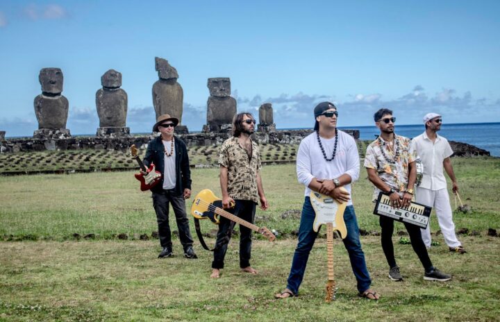 TAHAI ROOTS, banda de rock-reggae de Rapa Nui, con instrumentos frente a Moai y el mar en Tahai.