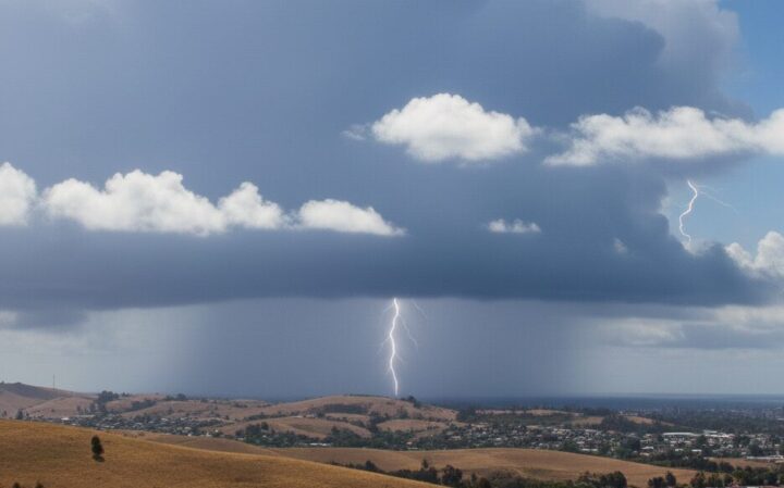 Imagen referencial generada con IA que representa la tormenta eléctrica que se desarrolló durante elmedio día del 8 de enero de 2026.