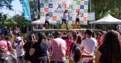Activate Quilpué: Instructores guían baile en escenario con público activo al aire libre. Evento deportivo comunitario en Quilpué.