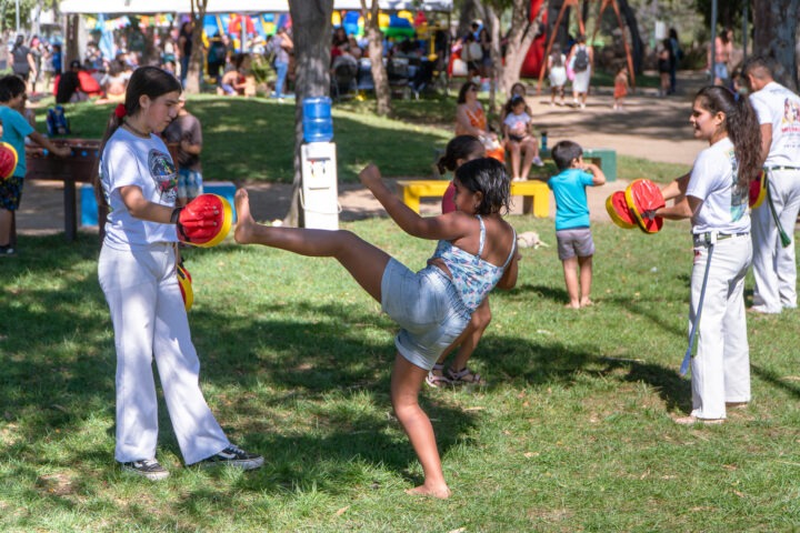 Jóvenes practican capoeira en evento comunitario. Deporte inclusivo para fortalecer el tejido social municipal.