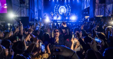 Leo Rey canta en vivo en Quilpué. Público masivo levanta móviles, escenario azul con luces y bailarines. Evento municipal.