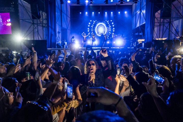 Leo Rey canta en vivo en Quilpué. Público masivo levanta móviles, escenario azul con luces y bailarines. Evento municipal.
