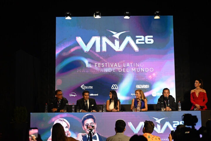 Panel de la conferencia de cierre Viña 26. Seis personas frente a pantalla con logo "VIÑA 26: El Festival Latino más Grande del Mundo".