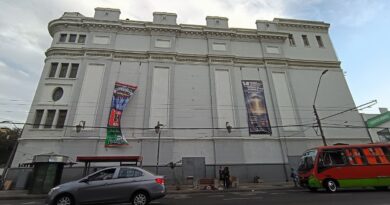 Teatro Municipal Valparaíso con banner de congreso ufológico. Calle urbana con auto y bus. Escenario de expertos en inteligencia no humana.