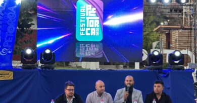 Presentación del Festival Petorca 2026 con cuatro organizadores ante una pantalla LED con el logo y focos de escenario.