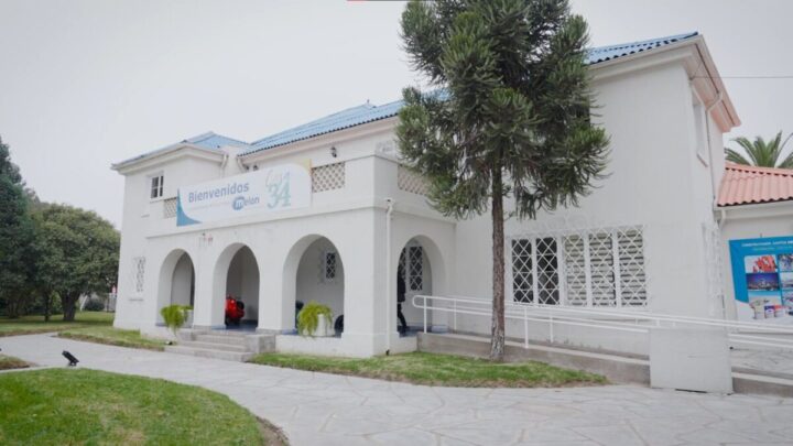 Casa 34 Melón, edificio blanco con arcos y techo azul. Rampa de acceso. Sede de becas en La Calera.