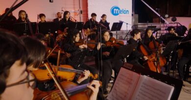 Orquesta juvenil de La Calera en concierto, con violines y otros instrumentos. Beneficiarios de becas gratuitas.