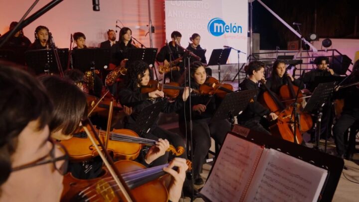 Orquesta juvenil de La Calera en concierto, con violines y otros instrumentos. Beneficiarios de becas gratuitas.