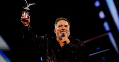 Rodrigo Villegas, comediante, levanta sonriente la Gaviota de Plata en Viña del Mar. Éxito humor chileno.