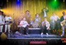 Santaferia y Macha en escenario. Banda con guitarra, batería, saxo, trompeta, percusión. Lanzamiento EP cumbia chilena. Colaboración musical.