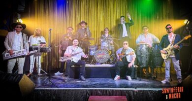Santaferia y Macha en escenario. Banda con guitarra, batería, saxo, trompeta, percusión. Lanzamiento EP cumbia chilena. Colaboración musical.