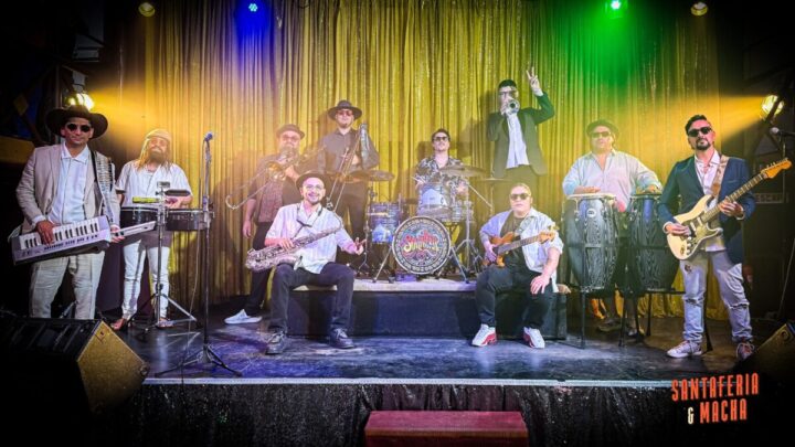 Santaferia y Macha en escenario. Banda con guitarra, batería, saxo, trompeta, percusión. Lanzamiento EP cumbia chilena. Colaboración musical.