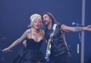 Juanes con chaleco, tatuajes, cantando con Mon Laferte en escenario de la Quinta Vergara en Viña 2026