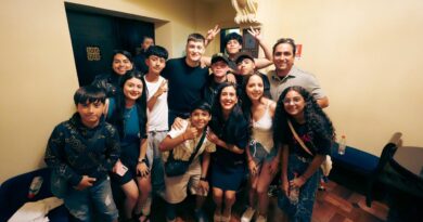 Artista y alcaldesa Macarena Ripamonti sonríen con jóvenes afectados por el incendio 2024 en íntimo encuentro.