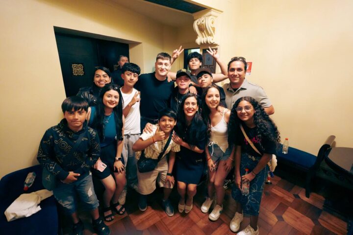 Artista y alcaldesa Macarena Ripamonti sonríen con jóvenes afectados por el incendio 2024 en íntimo encuentro.