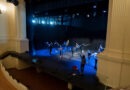 Audiciones de danza para producción original en Teatro Municipal Viña del Mar. Participantes ensayan con barras bajo luces.