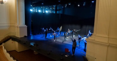 Audiciones de danza para producción original en Teatro Municipal Viña del Mar. Participantes ensayan con barras bajo luces.