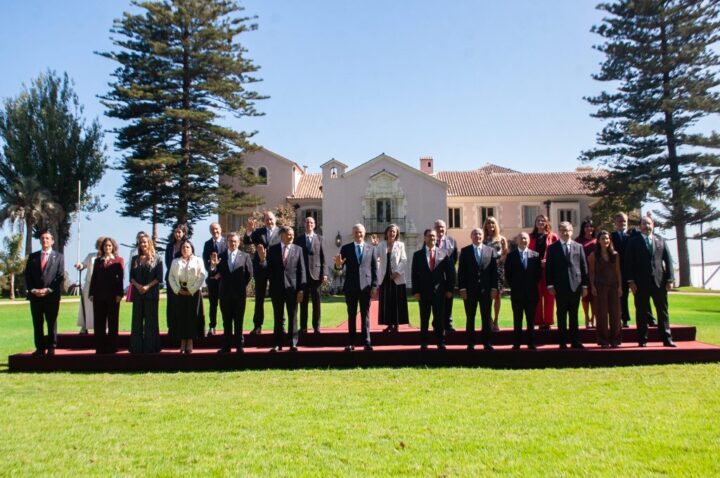 José Antonio Kast y su gabinete posan para la fotografía oficial del nuevo gobierno, frente al Palacio Presidencial Cerro Castillo antes de la Transmisión de mando Presidencial en Chile. Valparaíso.