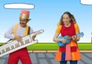 Divertidos personajes infantiles, lápiz con teclado y mujer con ukelele, en escenario animado con torre inclinada. TVN.