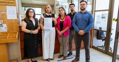 Grupo de 5 personas en oficina judicial en Quilpué, Alcaldesa muestra documento legal. Relacionado con acción judicial por fuegos artificiales con resultado de incendio.