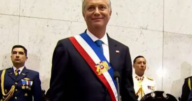 Nuevo presidente de Chile sonríe con banda presidencial tricolor en ceremonia de investidura en Valparaíso.