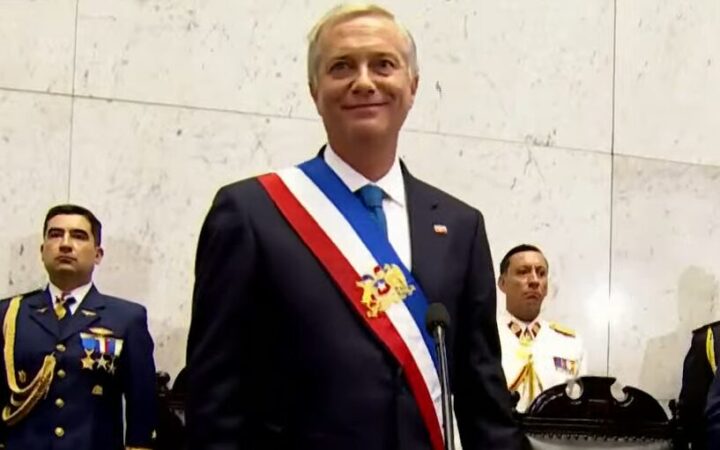 Nuevo presidente de Chile sonríe con banda presidencial tricolor en ceremonia de investidura en Valparaíso.