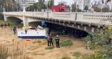 Operativo de limpieza en Estero Marga Marga, Viña del Mar. Equipo municipal retira desechos voluminosos bajo puente. Contenedor rebosante.