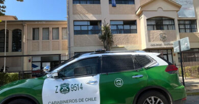 Patrulla de Carabineros en el Colegio Nacional, sede Santa Ana. Seguridad activada tras hallazgo de advertencia escrita.