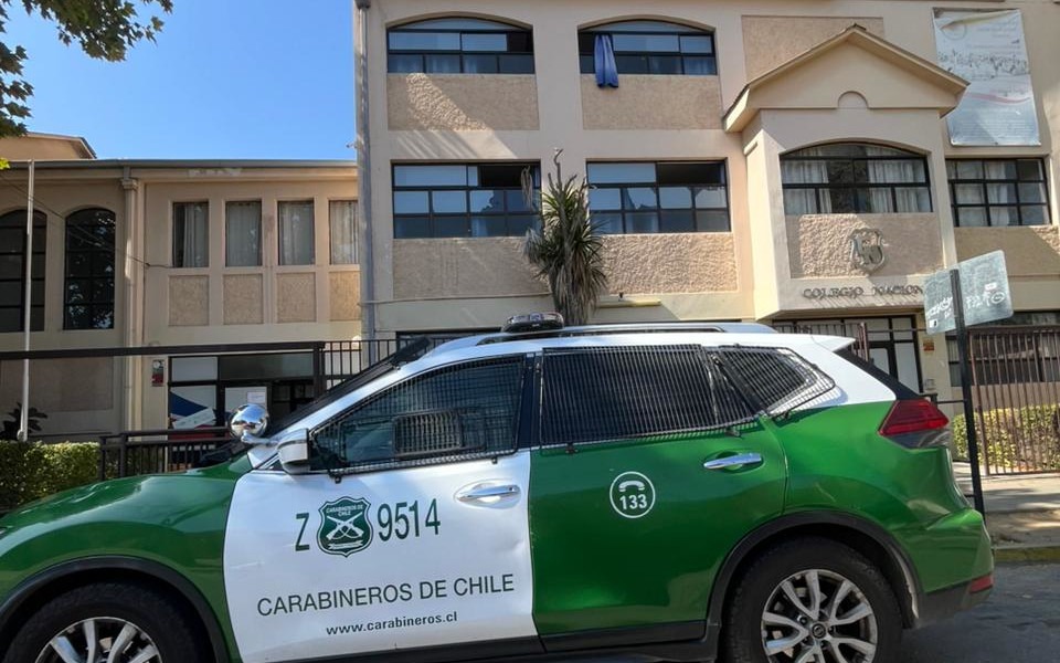 Patrulla de Carabineros en el Colegio Nacional, sede Santa Ana. Seguridad activada tras hallazgo de advertencia escrita.