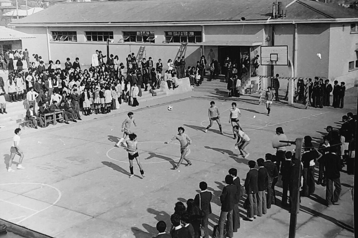 Exposición de registros fotográficos y archivos históricos de los 80 años de historia del Liceo de Quilpué.