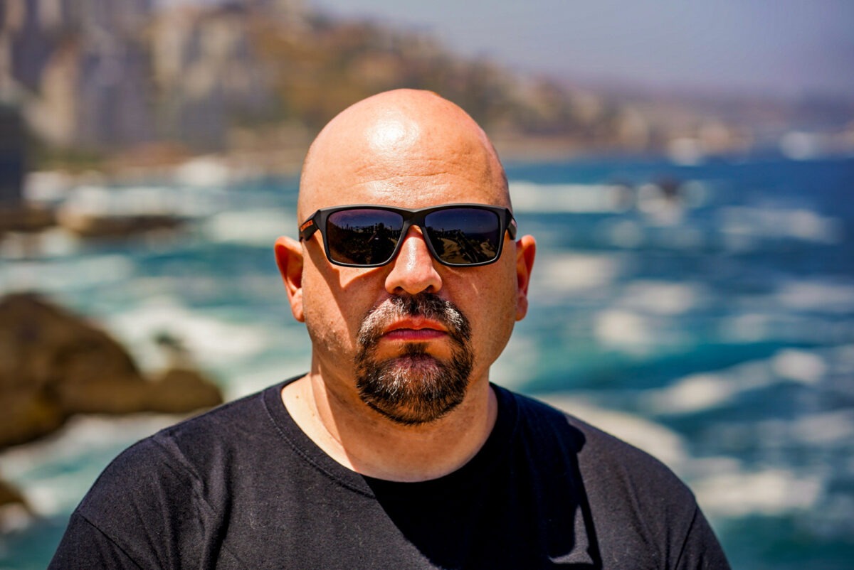 Retrato de Felipe León Díaz en el lanzamiento de su single Ser diferente.